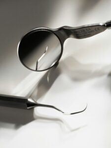 a close-up of a magnifying glass. dental. dentistry. Digital Marketing, Strategy, Paid Media. Ana Isabel Moura.