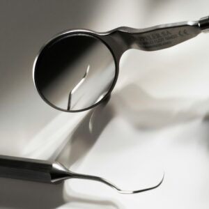 a close-up of a magnifying glass. dentist. dental. Digital Marketing, Strategy, Paid Media. Ana Isabel Moura.