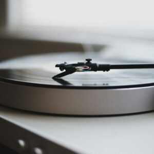 a record player with a needle on it. Music. Digital Marketing, Strategy, Paid Media. Ana Isabel Moura.