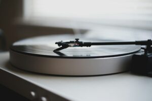 a record player with a needle on it. Music. Music Artist. Digital Marketing, Strategy, Paid Media. Ana Isabel Moura.