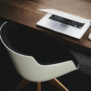a laptop on a table. Digital Marketing, Strategy, Paid Media. Ana Isabel Moura.